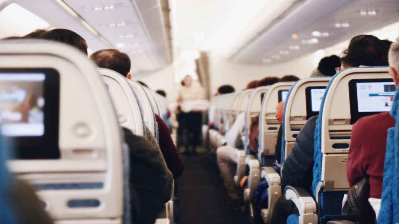 Southwest Airlines Uçağında Skandal: Yolcu Soyundu, Koltuğuna Dışkıladı!