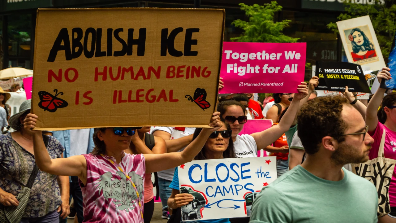 Chicago’da ICE Karşıtı Gösteri: Yüzlerce Kişi Göçmen Hakları İçin Yürüdü