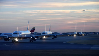 Newark Havalimanı’nda 90 Saniye Uçaklarla İletişim Kesildi