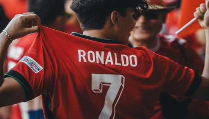 Ronaldo’dan Trump’a İmzalı Forma: “Barış İçin Dua Ediyorum” Mesajı Dikkat Çekti