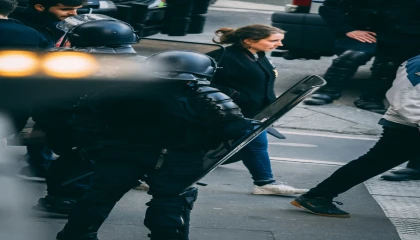 New York’ta Rüya Değil, Kâbus: ICE Gözaltısında Zincire Vurulan Kadının Çığlığı